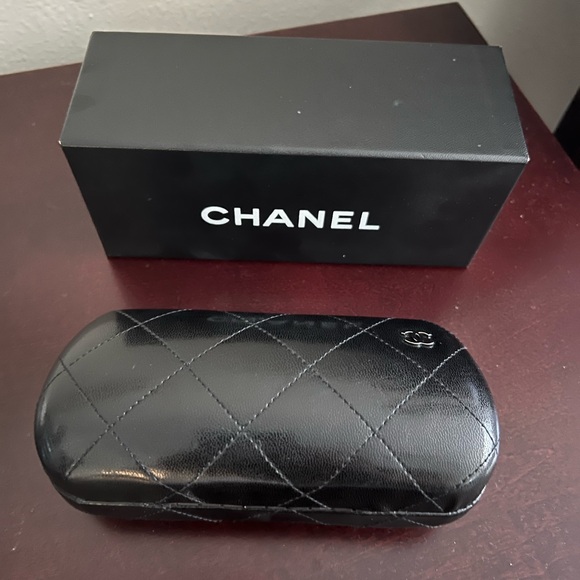 CHANEL Aviator, gold rimmed sunglasses, rare find - Picture 6 of 6